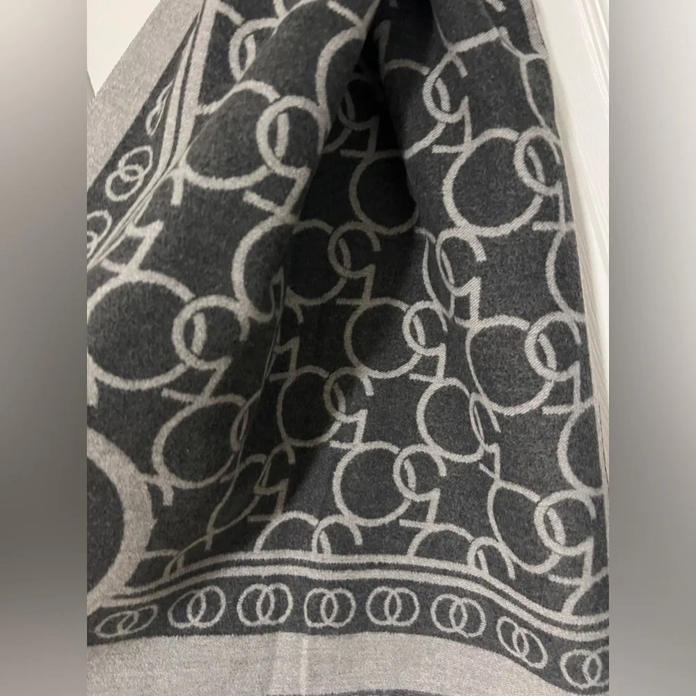 New With Tags Bloomingdale's Anniversary Exclusive Scarf